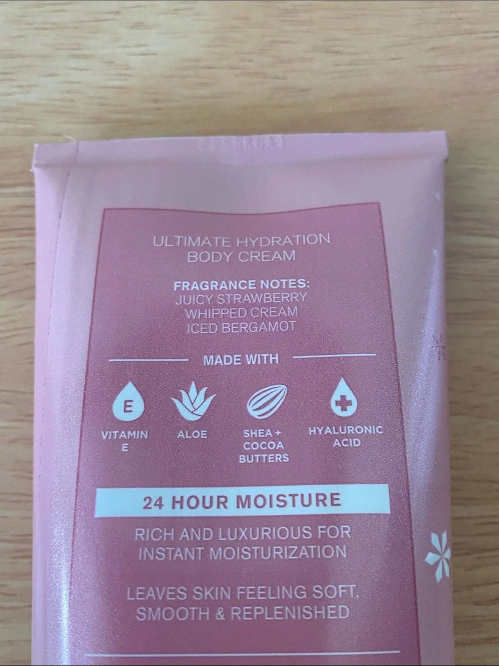 Bath & Body Works Ultimate Hydration Strawberry Snowflakes Body Cream NWT 8 oz.